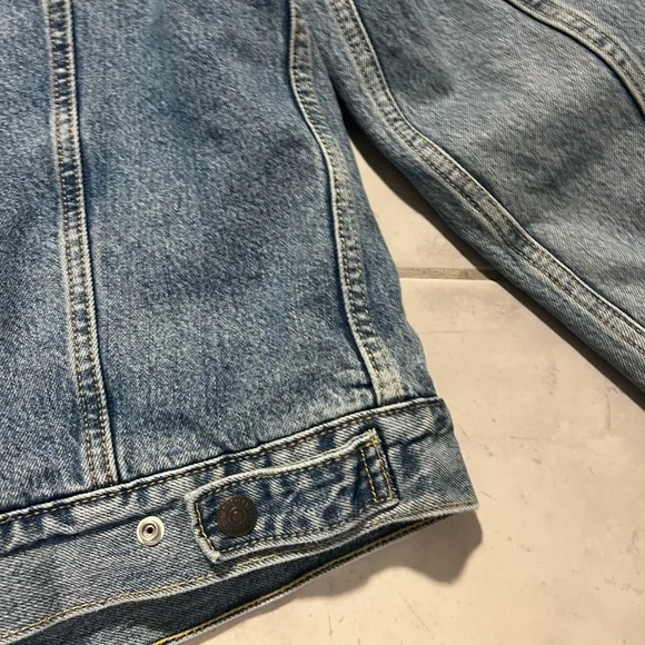 Levi’s Sherpa Trucker Distressed Wash Denim Jacket M - Picture 6 of 16